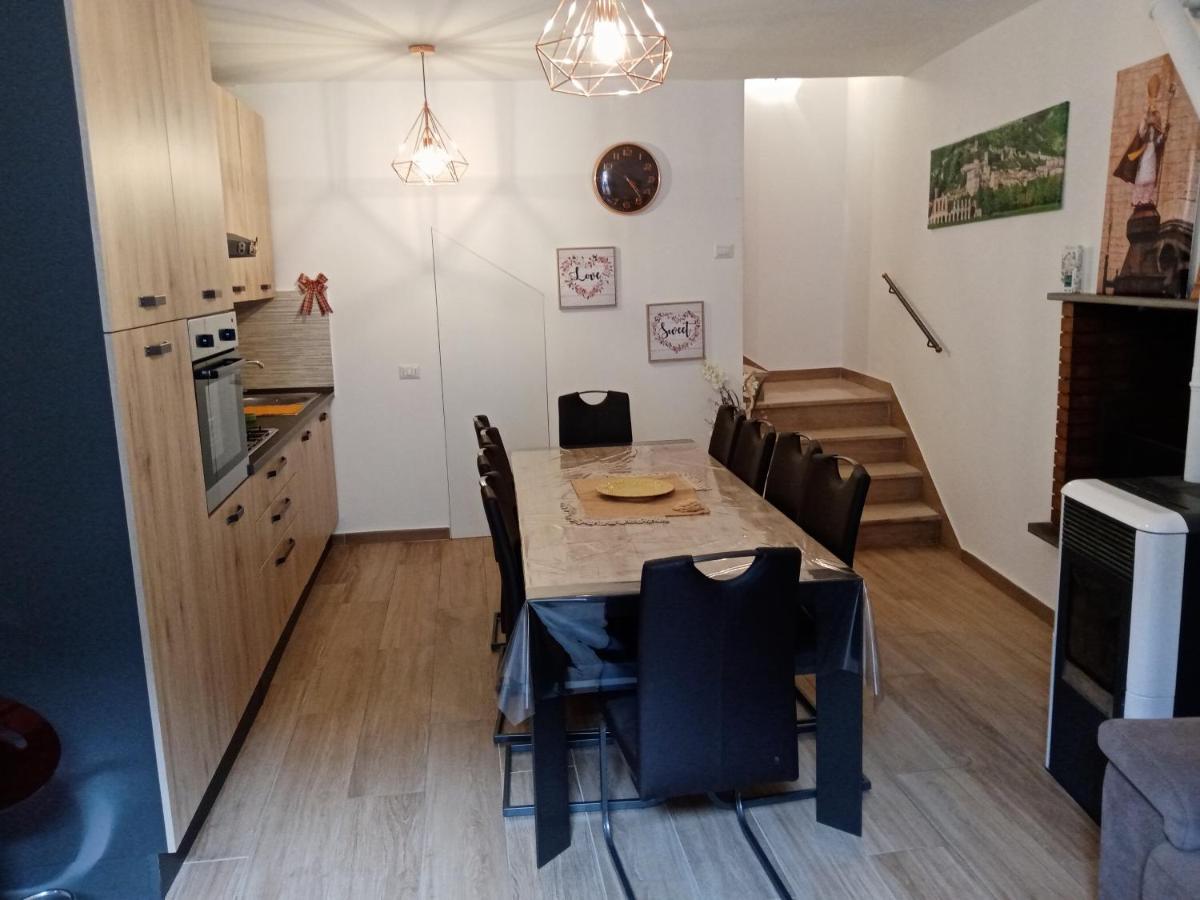 La Dimora Di Pietra Apartment Губио Екстериор снимка